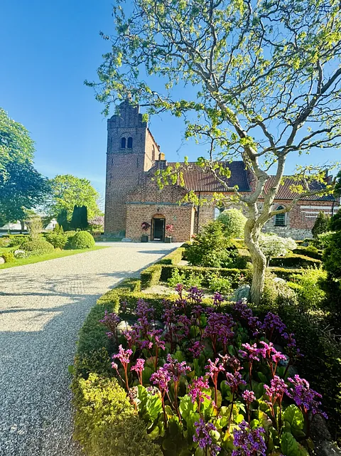 Vinterbillede med kirke i det fjerne