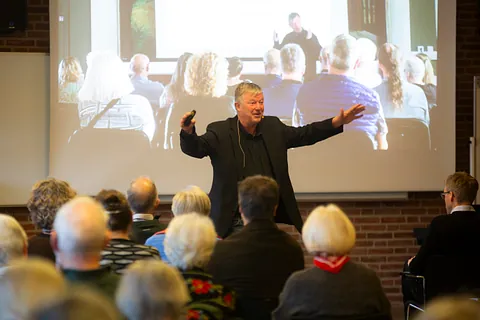 Vinterbillede med kirke i det fjerne