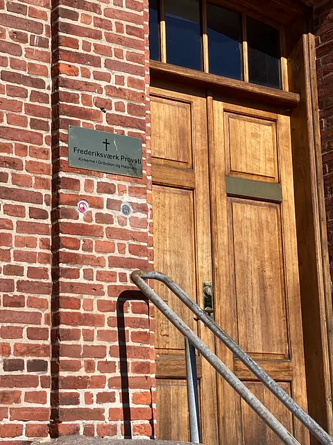 Vinterbillede med kirke i det fjerne